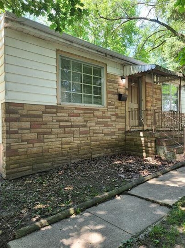 1411 Greenbriar Dr