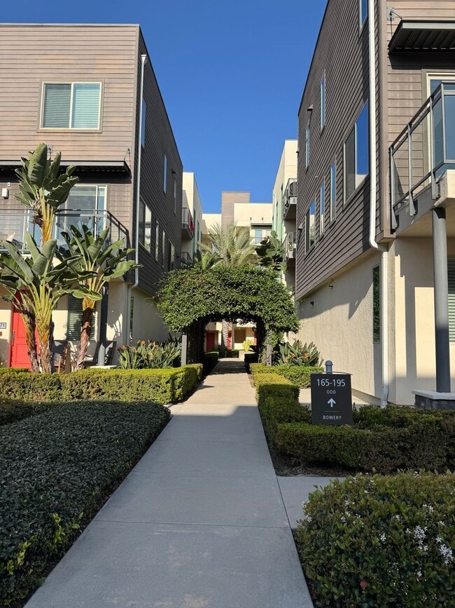 Building Photo - 195 Bowery