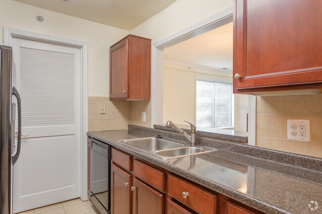 2BR, 2BA - 1240SF