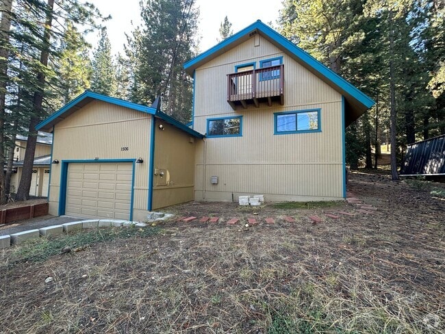 Building Photo - Great End Of Street location - 3 bedroom,... Rental