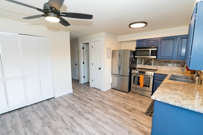 Photo - 7061 Utica St