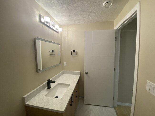 Building Photo - 723 Royal Crt NW