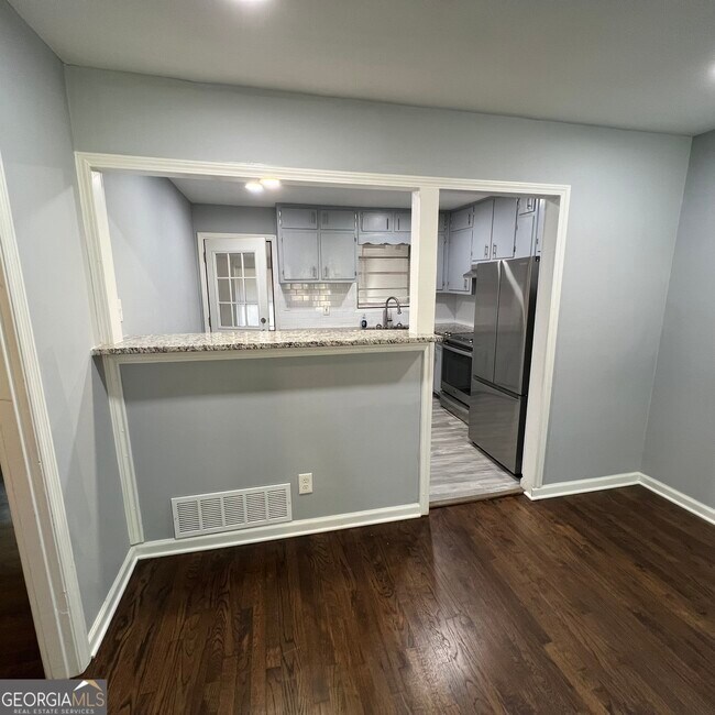 Photo - 1083 Center St SW