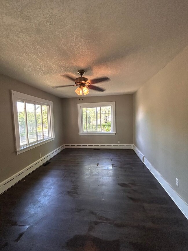Photo - 301 W Foster Pkwy