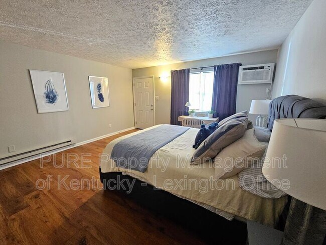 Photo - 256 Lyndhurst Pl