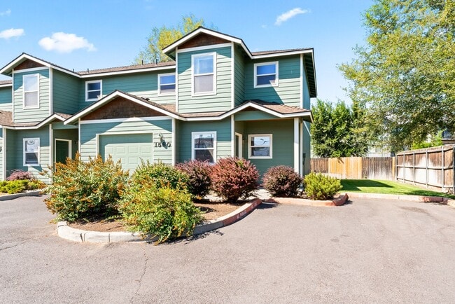 Building Photo - Live in Redmond Oregon Rental