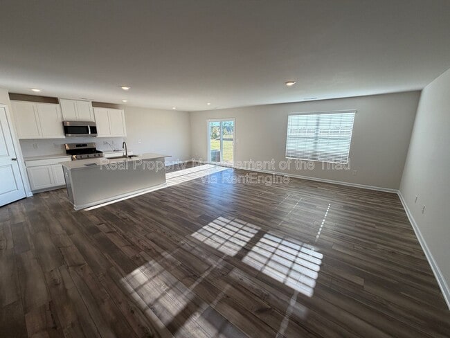 Photo - 329 Kingscote Wy