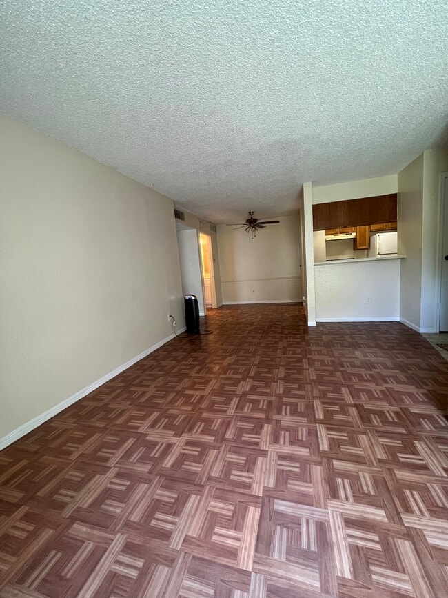 Living/dining area - 2120 El Paseo St Unit 613
