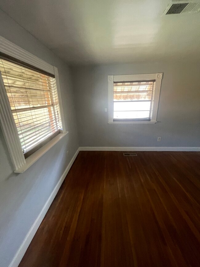 Photo - 718 W 41st St