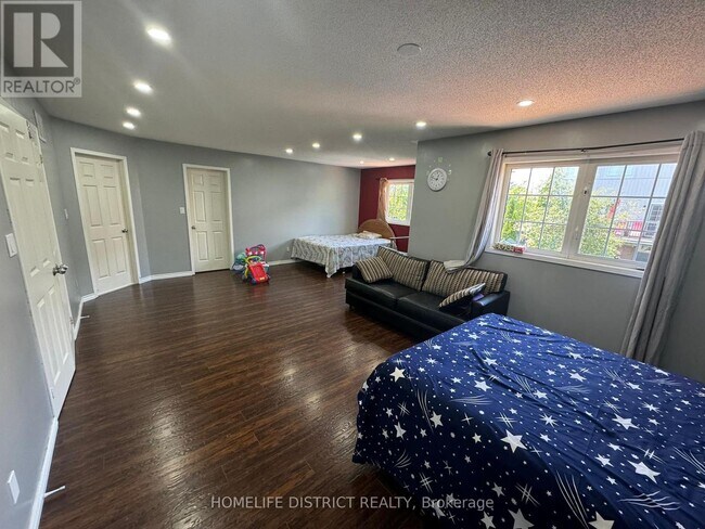 Photo - 1100 Ashgrove Crescent