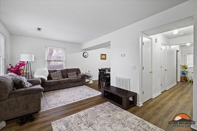 Building Photo - Two-Story Duplex in Excellent Blacksburg Location