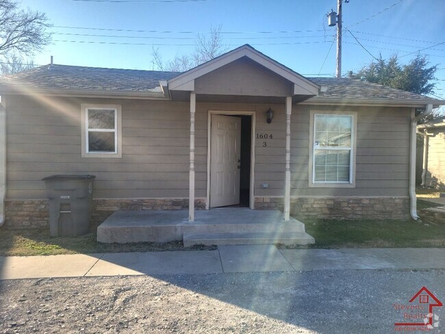 Building Photo - 1604 NW Lindy Ave Unit Apt 3