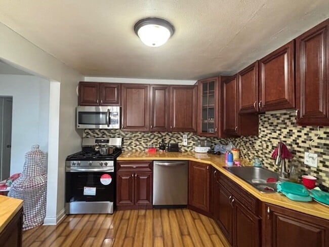 Building Photo - Cute & Cozy 2 BR/1 BA Single Family Home i...