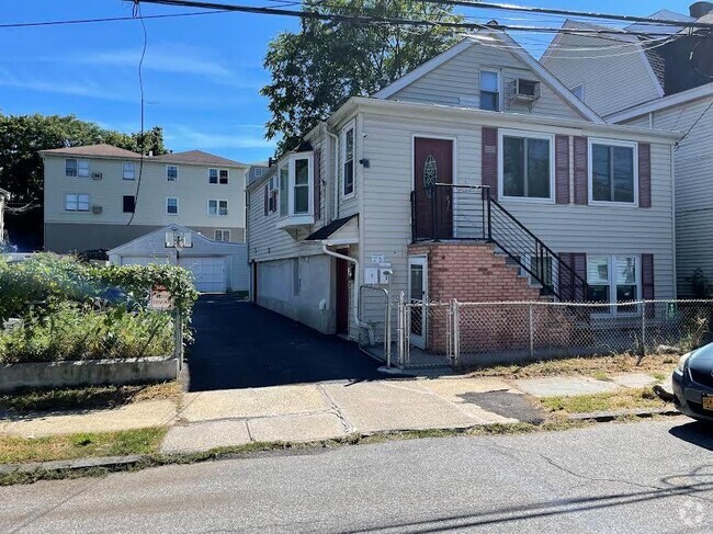 Building Photo - 10 Coolidge Ave Unit Middle Rental