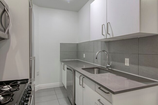 Photo - 3710 Chem. Queen Mary Unit 3