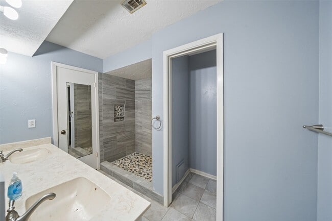 Photo - 416 Rolling Hills Dr W