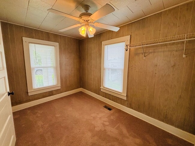 Photo - 116 Lester St NE