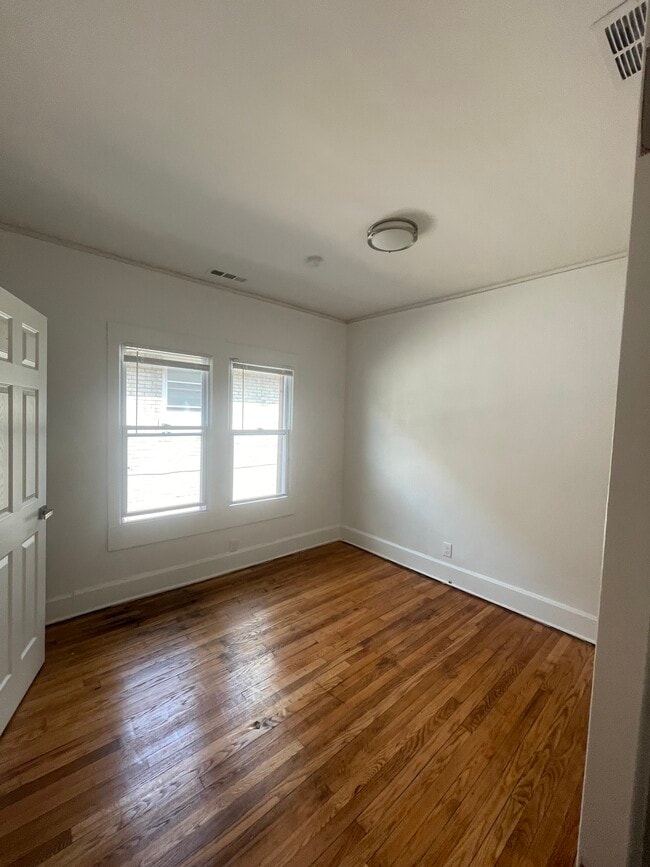 Photo - 2211 Gladstone St
