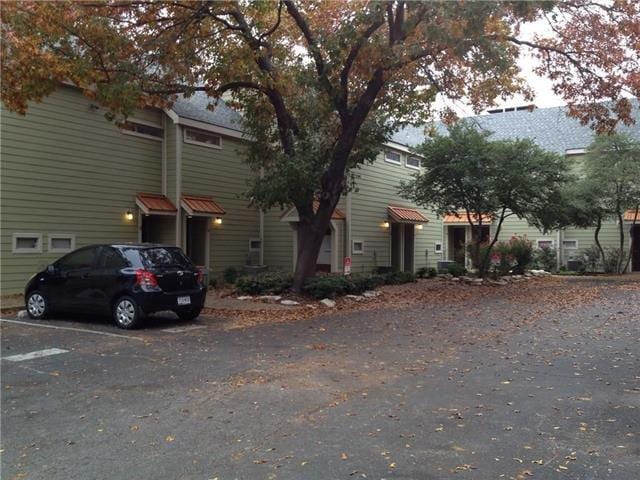 Building Photo - 2727 Welborn St Unit 112