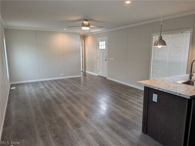 Photo - 230 Edgecliff Cir W