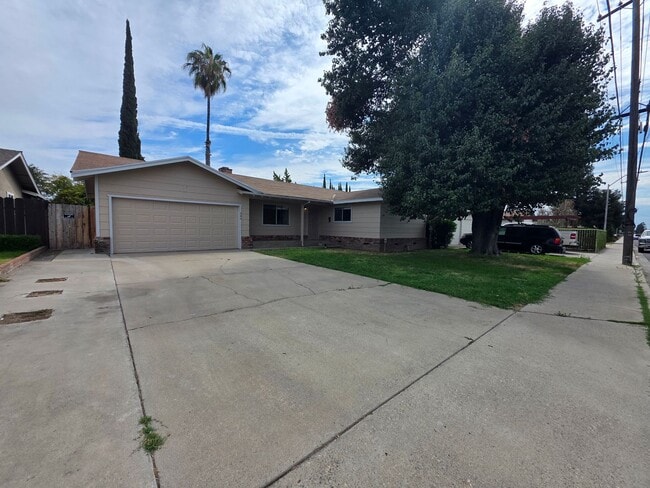 Photo - 3 bedroom single story in Turlock!