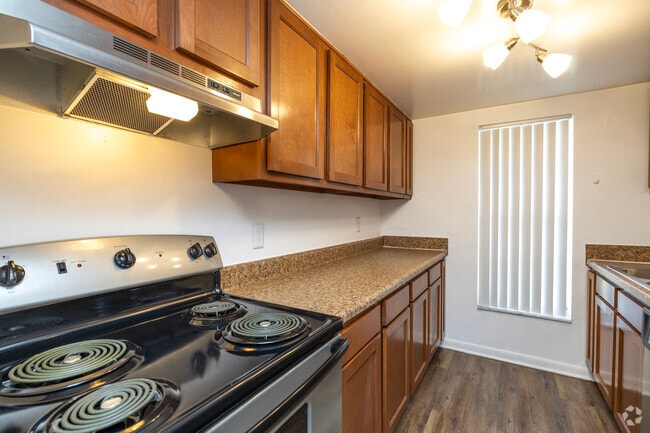 Queen Deluxe - 3BR, 1.5BA - 1200SF - Kitchen - Valley View Town & Garden Homes