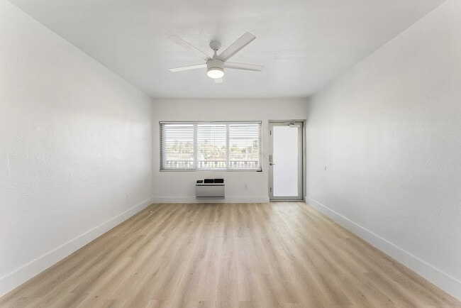 Photo - 2774 Myra St