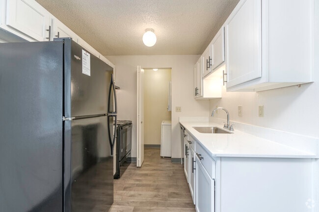 1BR, 1BA - 646SF Kitchen
