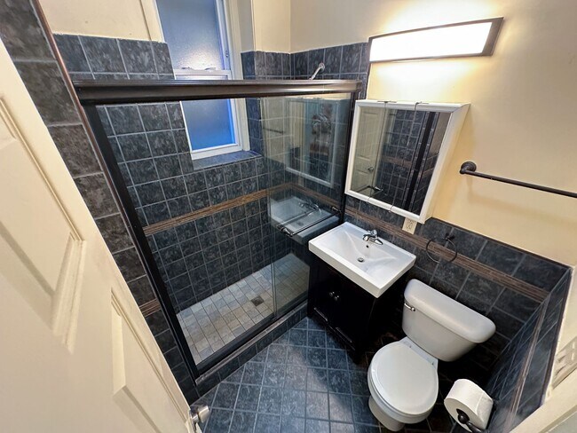 Photo - 4-BEDROOM DEPAUL UNIVERSITY APARTMENT – FI... Unit # 1