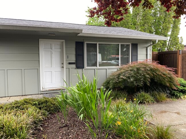 Building Photo - 749 NE 20th Pl Unit 1 Rental