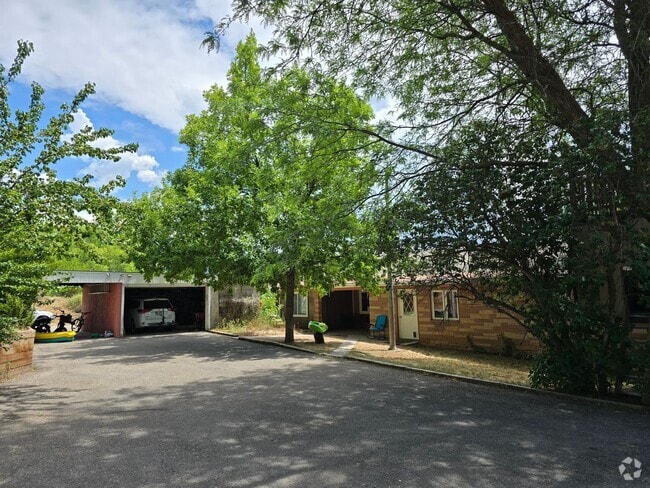 Building Photo - Furnished 3-Bedroom + Office Ranch Home wi...