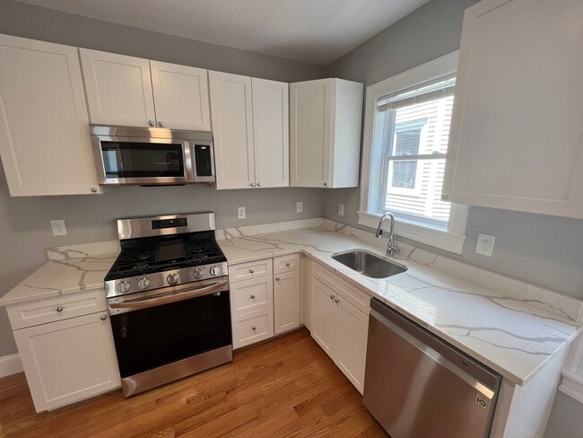Building Photo - Renovated 4 bed 2 baths in Somerville.... Don't miss out!