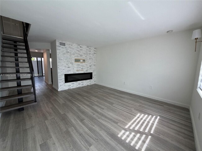 Photo - 1711 W 58th St