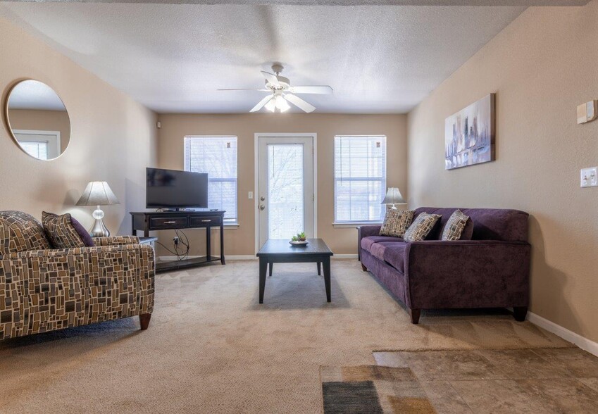 2BR, 1BA - 930 SF - Living Room