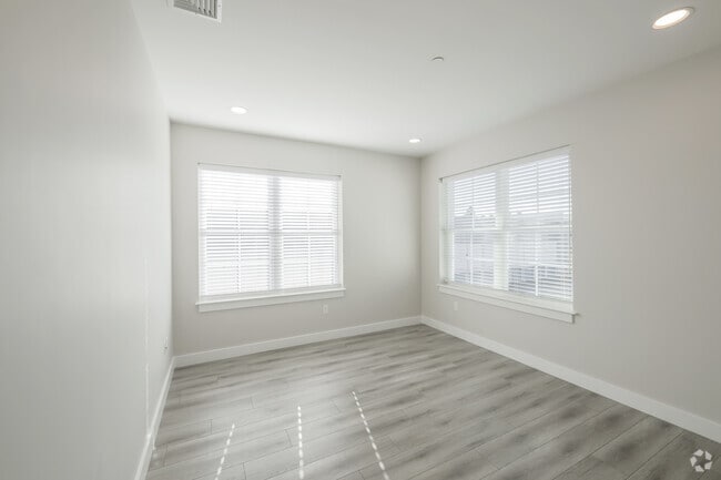 2 BR, 2 BA-1,032SF