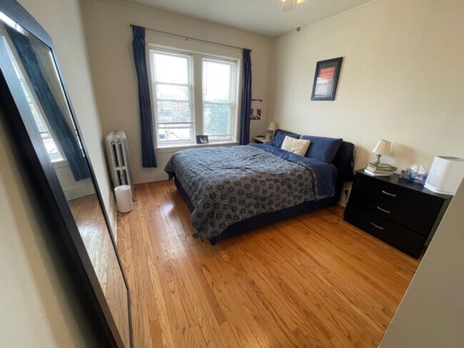 Photo - Incredible High First Floor Unit in Horner Park - Plenty of space to work from home! Unidad 1F