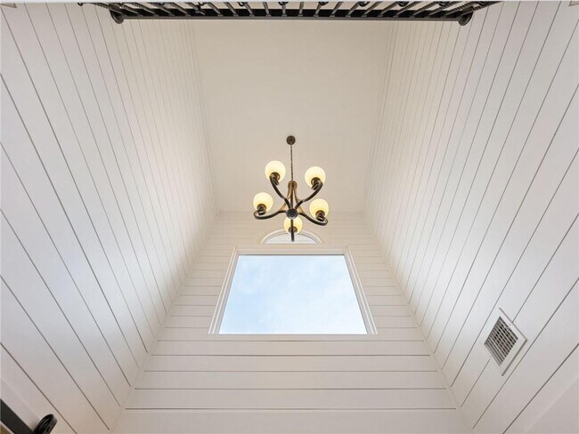 Photo - 3965 Hamilton View Way NE