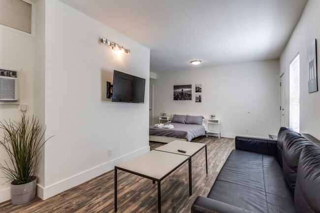 Photo - 735 W 10th St Unit A