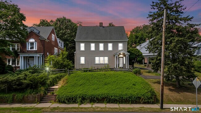 1070 Whitney Ave