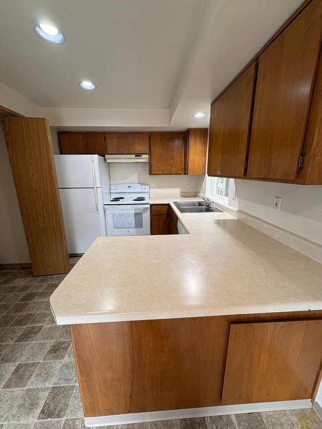 Photo - 2050 Campus Dr Unit #4
