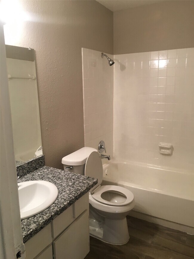 Photo - 5625 Antoine Dr Unidad 208