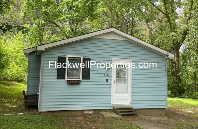 Building Photo - Well Maintained 2 bedroom, 1 Bath home
