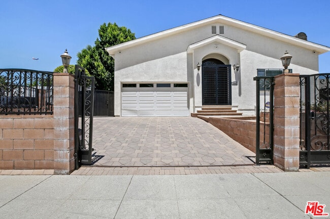 Photo - 12643 Archwood St