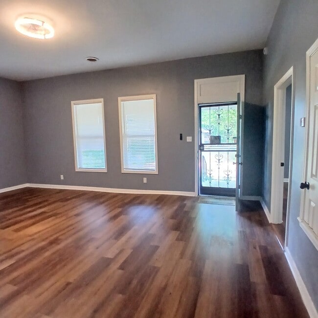 Photo - 949 Kney St
