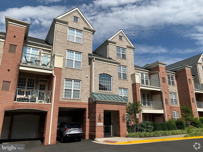 Building Photo - Exceptional Top-Floor Residence Near Resto... Unit 304 Rental