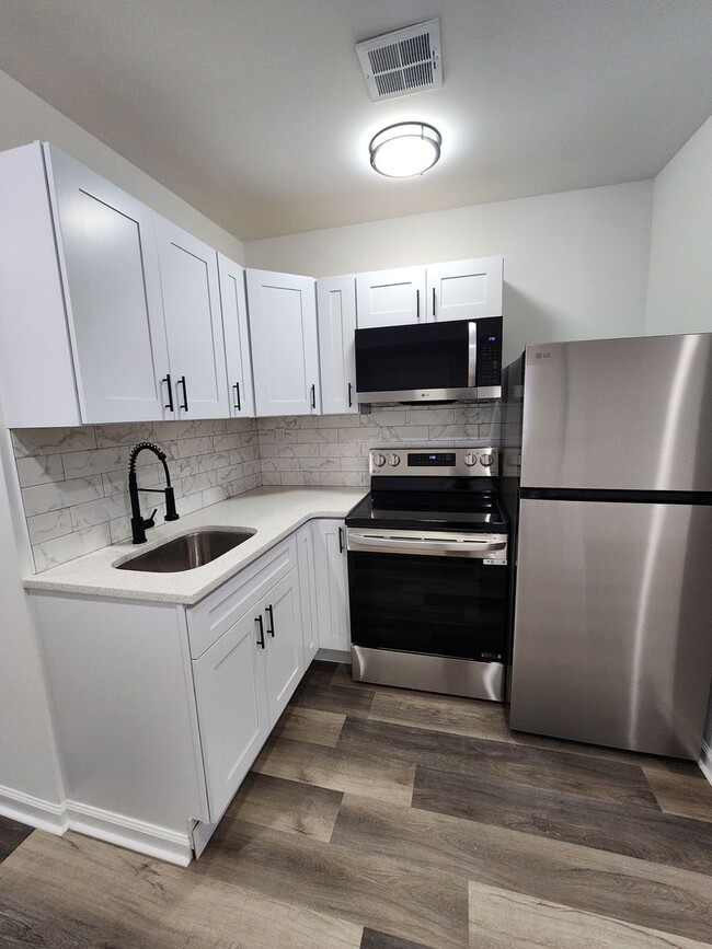 Building Photo - 5012 W Stiles St Unit 2nd Floor