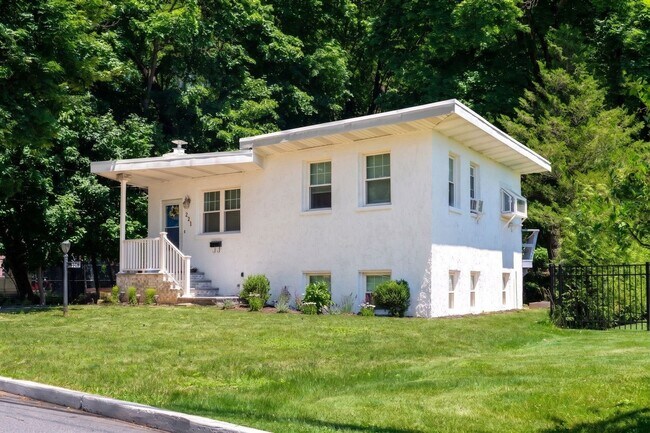Photo - 221 Lakeview Dr