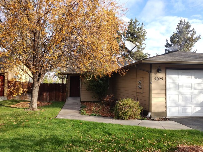 2x2 duplex with a fenced yard, single-car ... - 2x2 duplex with a fenced yard, single-car ... Casa Adosada