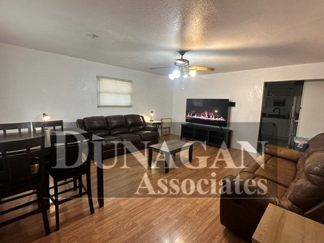 Photo - 305 N 5th St