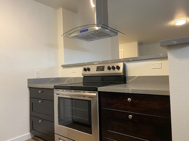 Photo - Updated 2bed/1bath Apartment in Redmond! Unit C1